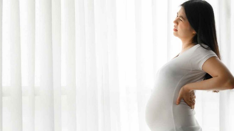 Đau lưng khi mang thai sẽ gây ra những cơn đau khó chịu cho phụ nữ mang thai